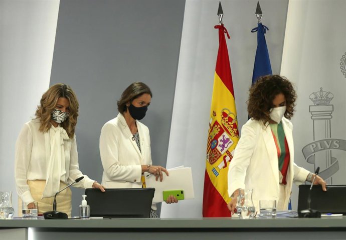 La vicepresidenta tercera y ministra de Trabajo y Economía, Yolanda Díaz; la ministra Portavoz y de Hacienda, María Jesús Montero; y la ministra de Industria, Comercio y Turismo, Reyes Maroto