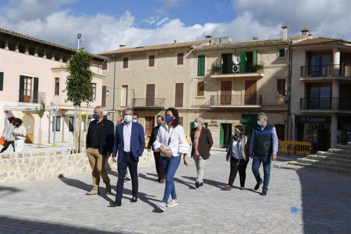 La presidenta del Consell, Catalina Cladera, en su visita a Selva (Mallorca).