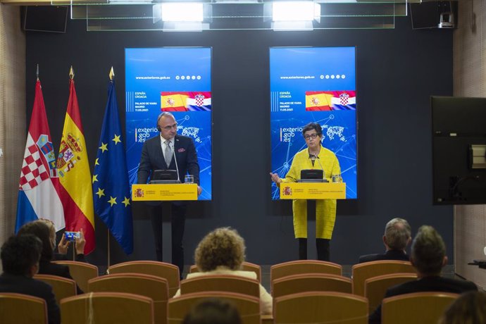 La ministra de Asuntos Exteriores, Unión Europea y Cooperación, Arancha González Laya, y su homólogo croata, Gordan Grlic Radman, ofrecen una rueda de prensa en el Palacio de Viana, a 11 de mayo de 2021, en Madrid (España). La comparecencia tiene lugar 