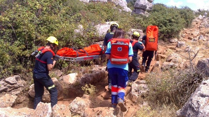 Archivo - Bomberos del CPB en un rescate en el campo, en una imagen de archivo