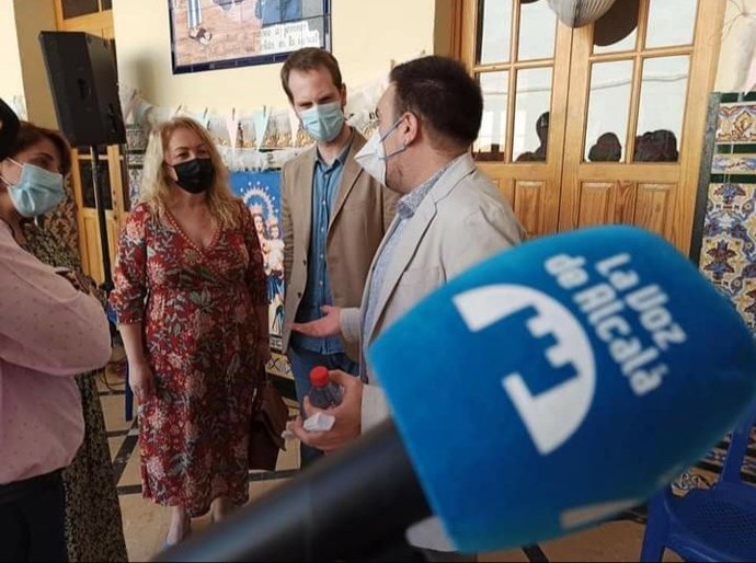 González con los responsables de La Voz de Alcalá