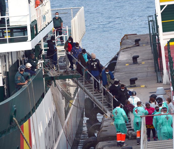 El buque oceánico Río Segura (patrullera del Servicio Marítimo de la Guardia Civil) llega al puerto de los Cristianos del sur de Tenerife.