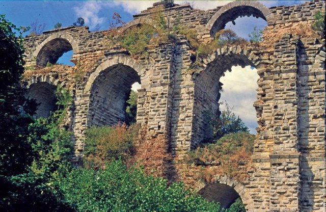 El puente Kursunlugerme de dos pisos, parte del sistema de acueductos de Constantinopla: dos canales de agua pasaban por este puente, uno encima del otro.