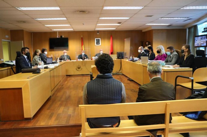 Francisco Nicolás G. I. (I), conocido popularmente en los medios de comunicación como 'Pequeño Nicolás', sentado en el banquillo de los acusados en la Audiencia Provincial de Madrid, a 11 de mayo de 2021, en Madrid (España). El 'Pequeño Nicolás' y otros
