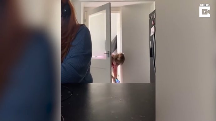 Estar mujer falla al intentar agacharse para no salir en una reunión por zoom de su hija