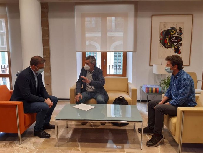 El alcalde de Palma, José Hila, y el regidor de Participación Ciudadana y Gobierno Interior, Alberto Jarabo, junto a Pere Caminals, el que fue relojero del Ayuntamiento en los últimos 15 años.