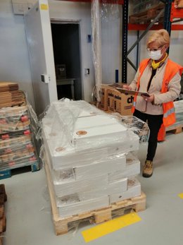 Cooperativas Agro-alimentarias y CaixaBank donan aceite de oliva virgen y queso al Banco de Alimentos de Almería