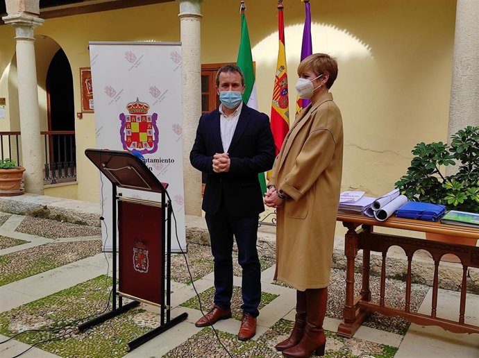 Archivo - Julio Millán y María Cantos junto a la mesa del expediente de la candidatura de Jaén al plan Colce/Archivo