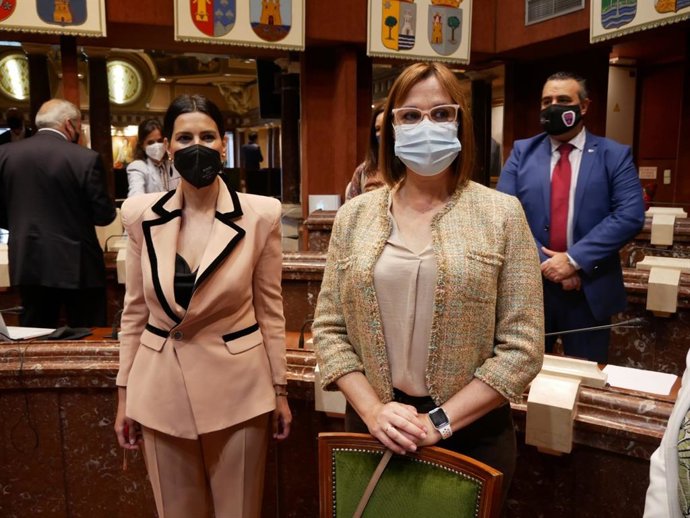 La viceportavoz del Grupo Parlamentario Popular, Miriam Guardiola, junto a la consejera Isabel Franco