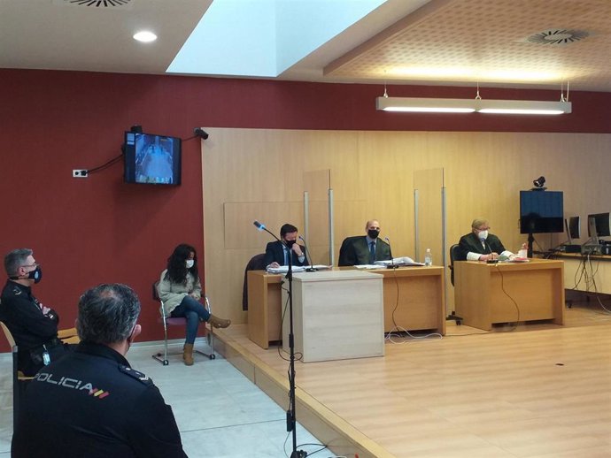 Inicio del juicio contra la gijonesa acusada de asesinar a su bebé de 53 puñaladas