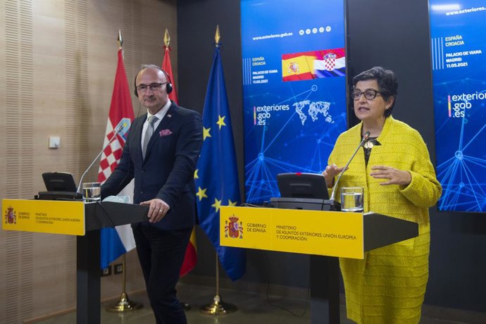La ministra de Asuntos Exteriores, Unión Europea y Cooperación, Arancha González Laya, y su homólogo croata, Gordan Grlic Radman, ofrecen una rueda de prensa en el Palacio de Viana, a 11 de mayo de 2021, en Madrid (España). La comparecencia tiene lugar 