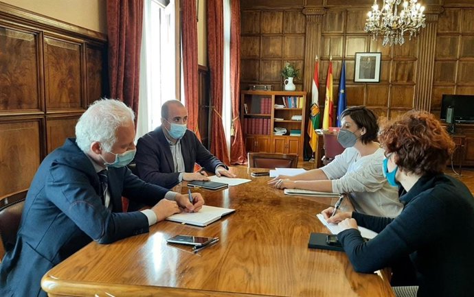 La delegada del Gobierno de España en La Rioja, María Marrodán, ha mantenido un encuentro con el alcalde de Logroño, Pablo Hermoso de Mendoza, para abordar distintas acciones de interés municipal