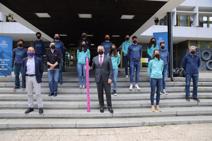 El presidente del Consejo Superior de Deportes (CSD), José Manuel Franco, junto al presidente y deportistas de la FEDME.