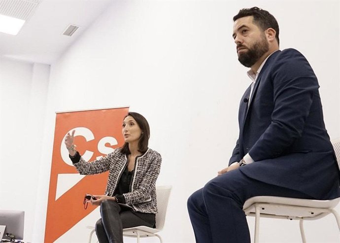 Los portavoces adjuntos de Cs en el Parlamento de Andalucía, Mónica Moreno y Fran Carrillo, este martes en un encuentro en Dos Hermanas (Sevilla).