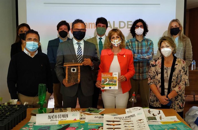 Los delegados de Desarrollo Sostenible y de Educación y Deporte de la Junta de Andalucía en Córdoba, Giuseppe Aloisio e Inmaculada Troncoso (centro), en su visitan al centro educativo Trinidad Sansueña, perteneciente a la Fundación Santos Mártires.