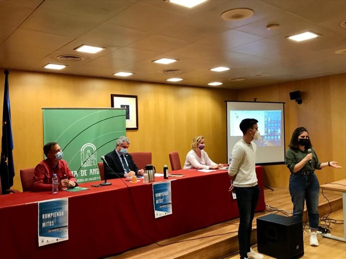 Acto 'Rompiendo mitos'