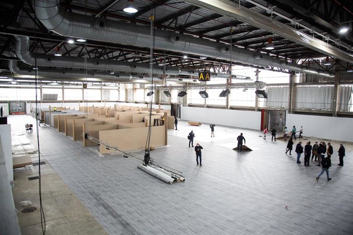 Archivo - Imagen de archivo de operarios que trabajaban en el interior del hospital de campaña en Badajoz durante su preparación