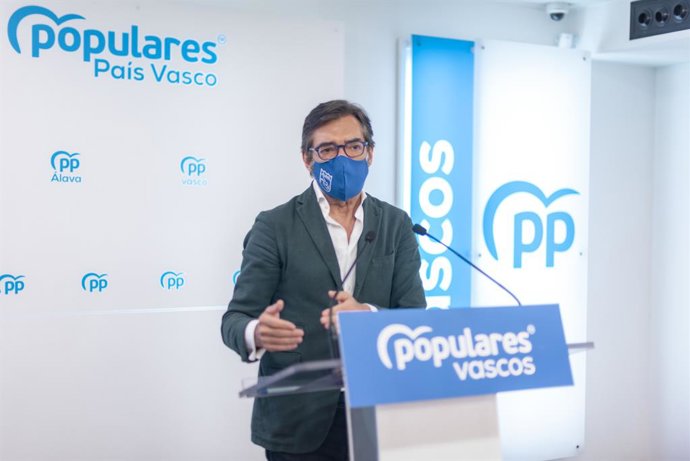 El presidente del PP de Álava, Iñaki Oyarzabal, en rueda de prensa en Vitoria