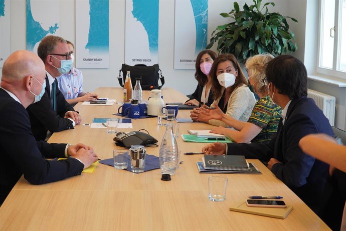 La presidenta del Govern, Francina Armengol, reunida en Berlín con el presidente de la patronal de agencias de viajes alemana DRV, Norbert Fiebig, acompañado por su director, Voker Adams, y la representante de Promoción, Verena Grossjohan.