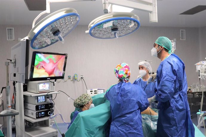 Una paciente es intervenida por los profesionales de la Unidad de Ginecología Oncológica del Hospital Juan Ramón Jiménez con la nueva técnica del ganglio centinela.
