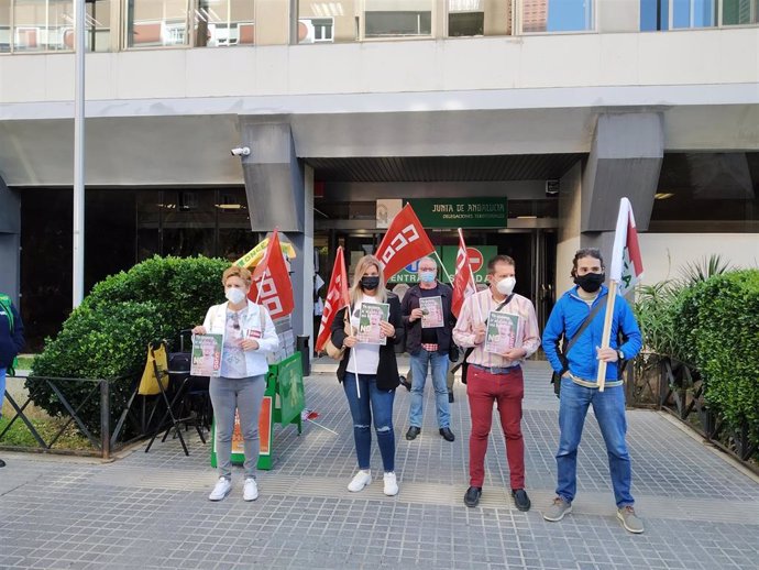 Delegados sindicales de CCOO concentrados ante la sede de la Delegación de Educación de la Junta en Córdoba.