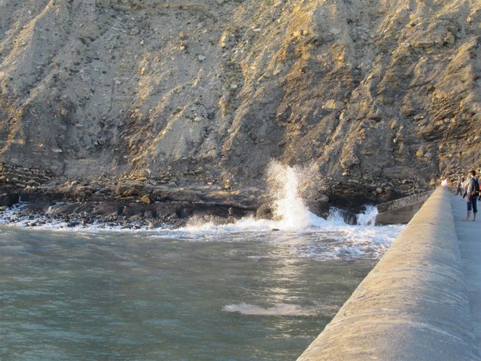Archivo - Olas en la costa vizcaína