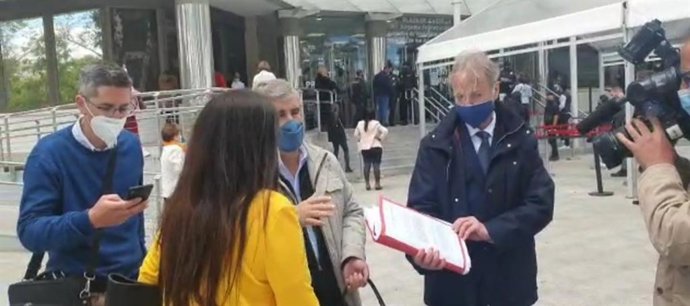 Javier Marín muestra a los medios la denuncia interpuesta en los juzgados de Instrucción de la calle Castilla, en Madrid