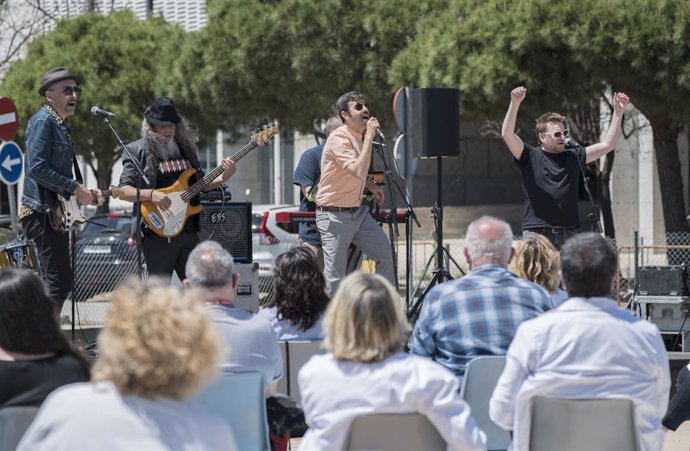 La Fundació Tony Manero ha ofert un concert gratut a l'Hospital de Bellvitge, a L'Hospitalet de Llobregat (Barcelona) per reconixer el treball del personal sanitari, aquest dimarts 11 de maig del 2021.