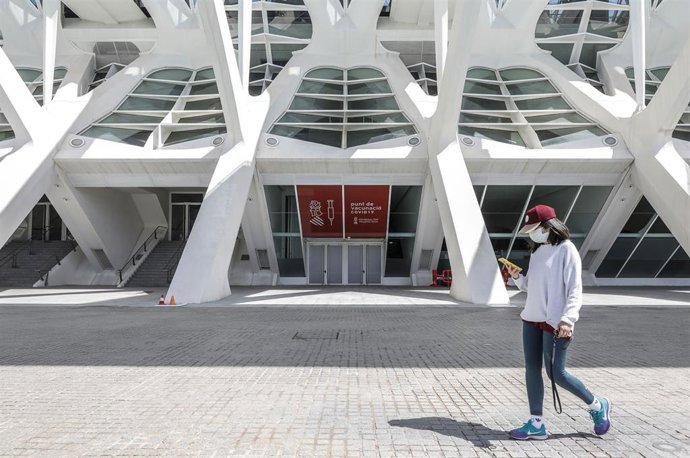 Punto de vacunación en la Ciudad de las Artes y las Ciencias de Valncia (archivo)