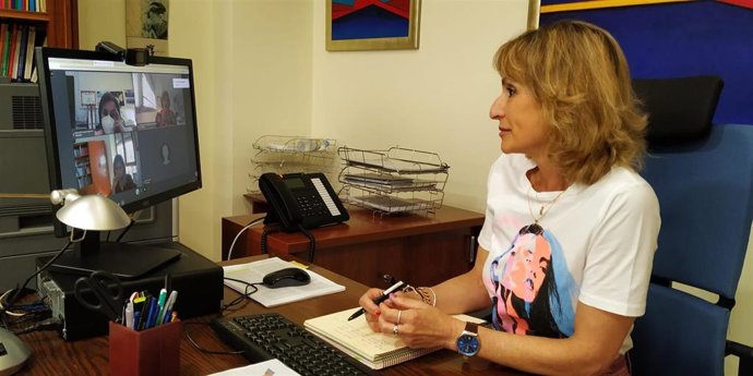La delegada de Educación y Deporte de la Junta de Andalucía en Córdoba, Inmacualda Troncoso, en la reunión directores CEIP Priego de Córdoba.
