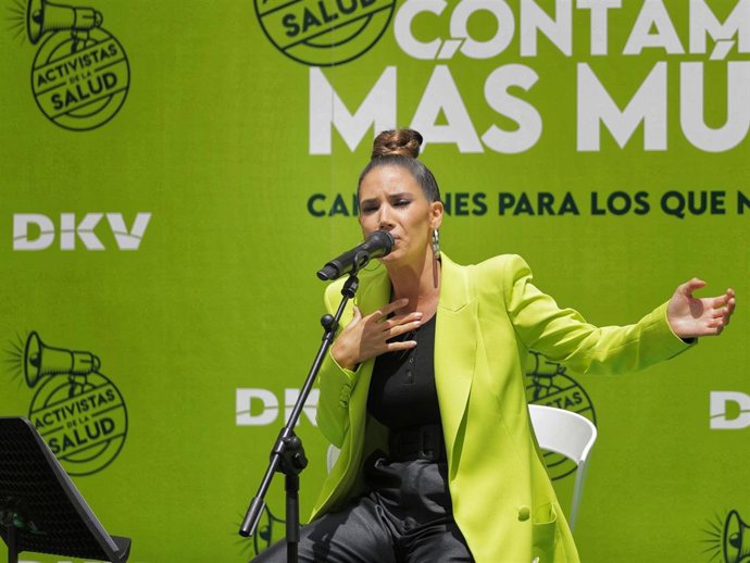 India Martínez interpretando su canción 'Dejamos de respirarnos'