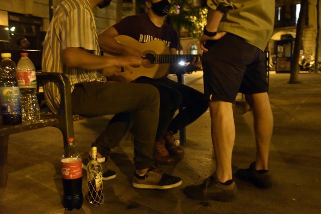 Arxiu - Un grup de joves beuen al carrer després de l'aixecament del toc de queda i la fi de l'estat d'alarma.