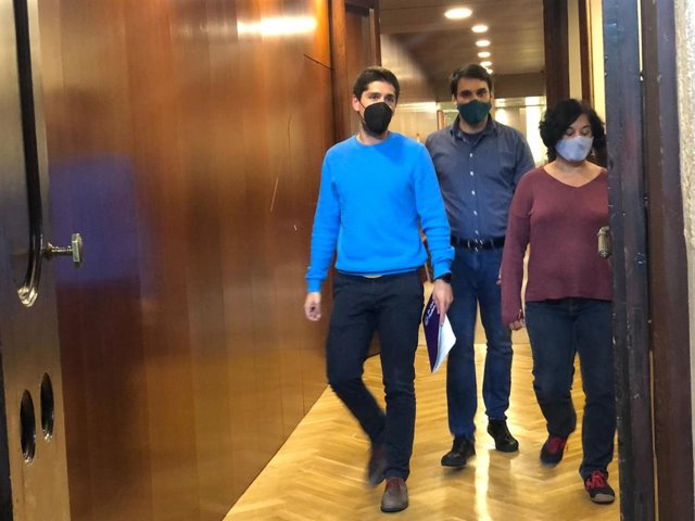 El portavoz del grupo de los comuns en el Parlament, David Cid, los portavoces adjuntos Lucas Ferro y Susanna Segovia en el Parlament a 10 de mayo de 2021.