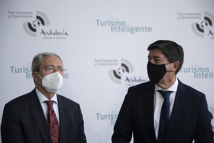 Archivo - El vicepresidente de la Junta y consejero de Turismo, Regeneración, Justicia y Administración Local, Juan Marín (d), y el consejero de Transformación Económica, Industria, Conocimiento y Universidades, Rogelio Velasco (i), en una imagen de arc