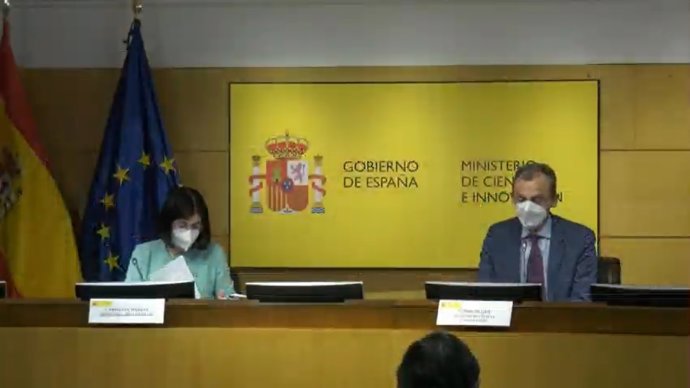 La ministra de Sanidad, Carolina Darias, y el ministro de Ciencia e Innovación, Pedro Duque, en la rueda de prensa para presentar las partes del Plan de Recuperación Transformación y Resiliencia de la UE que les corresponden a sus respectivos ministerios