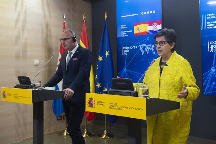 La ministra de Asuntos Exteriores, Unión Europea y Cooperación, Arancha González Laya, y su homólogo croata, Gordan Grlic Radman, ofrecen una rueda de prensa en el Palacio de Viana, a 11 de mayo de 2021, en Madrid (España). La comparecencia tiene lugar 