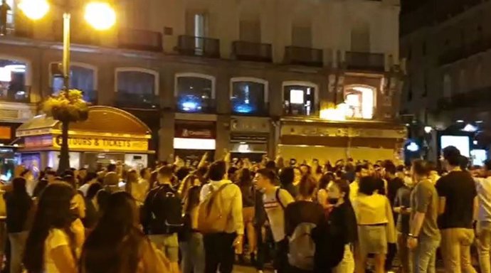 Aglomeraciones de persnas esta noche en distintos puntos de Madrid para celebrar el fin del estado de alarma