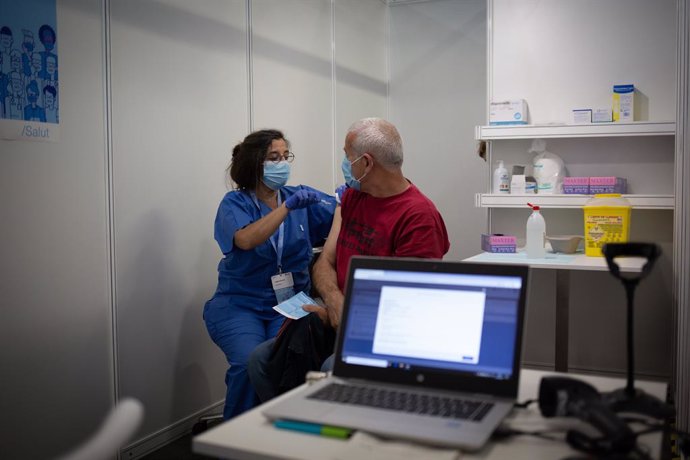 Arxiu.- Una sanitria vacuna a un home en el circuit de vacunació de Fira de Barcelona