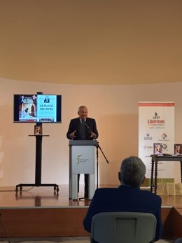 El escritor José Manuel Muriel ha presentado su última novela en un acto híbrido rodeado de autoridades.