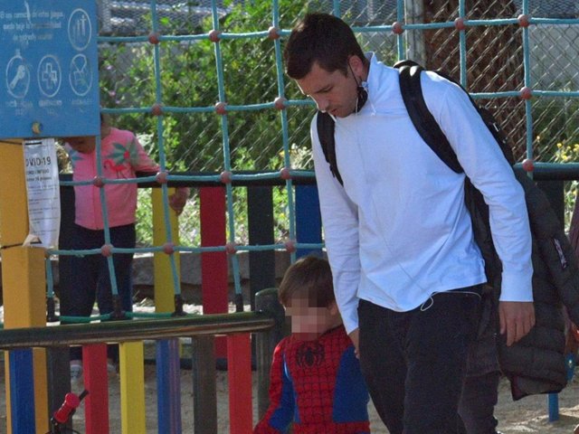 Benji Aparicio junto a su hijo Matías en el parque