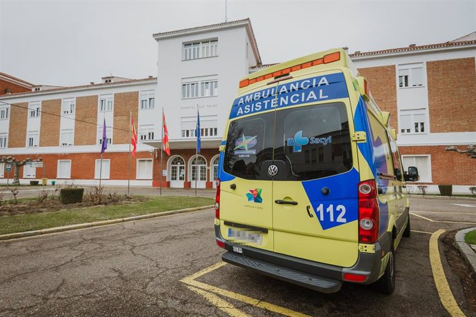 Archivo - Una ambulancia a las puertas de Hospital General San Telmo , en Palencia, Castilla y León, a 31 de enero de 2021.