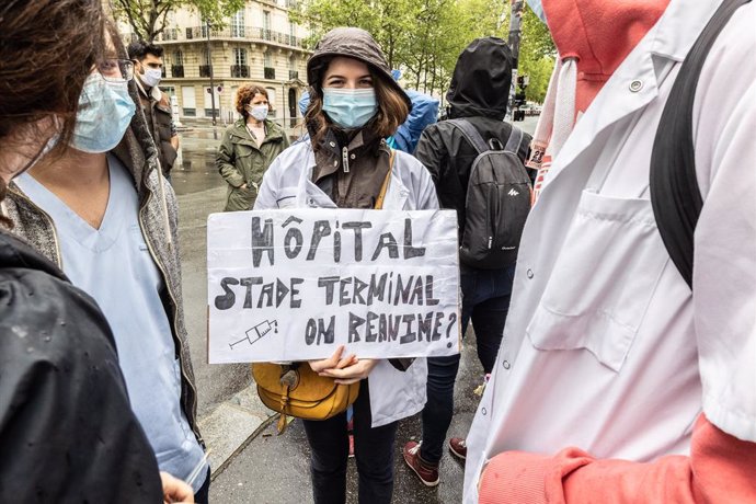 Manifestación de personal médico y sanitario en París, Francia.