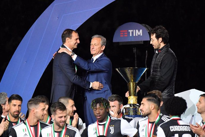 Archivo - 19 May 2019, Italy, Turin: President of the Italian Football Federation  Gabriele Gravina (C), embraces Juventus manager Massimiliano Allegri (L) during the celebration ceremony of the Juventus wining the Italian league title at at the Allianz