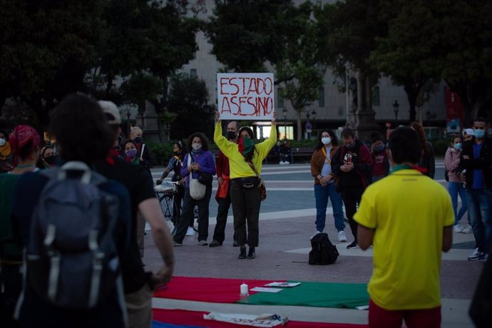 Unas cincuenta personas se concentran en la plaza Catalunya de Barcelona en solidaridad con Colombia