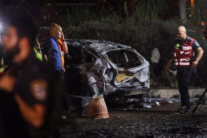 11 May 2021, Israel, Rishon Lezion: Israeli security and emergency personnel work at a site hit by rockets fired by the Palestinian Islamist movement Hamas from Gaza towards Israel, in the Israeli city of Rishon Lezion, south of Tel Aviv. Hundreds of ro