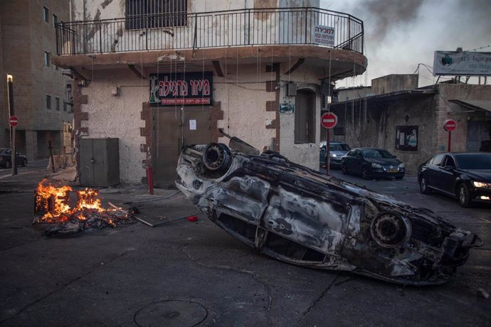Un automóvil quemado durante los nuevos disturbios en la ciudad de Lod, luego del funeral de un hombre árabe-israelí de 25 años que fue asesinado a tiros durante los disturbios la noche anterior.