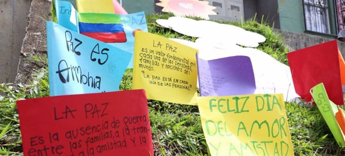 Archivo - Mensajes de paz escritos por niños cuelgan en un muro de las comunas de Medellín, en Colombia.
