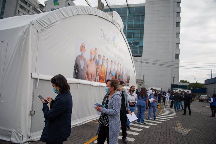 Archivo - Personal sanitario espera para recibir la vacuna contra la COVID-19 en Bogotá.