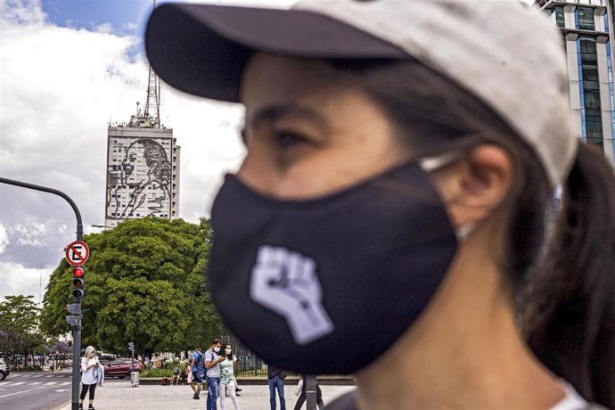 Archivo - Imagen de archivo de una mujer con mascarrilla en Buenos Aires durante la crisis sanitaria de la COVID-19.