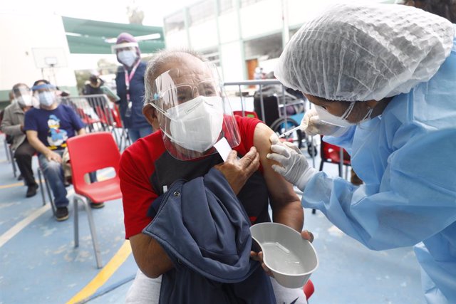 09 May 2021, Peru, Lima: An elderly man receives a dose of the coronavirus (COVID-19) vaccine at the Pedro Ruiz Gallo school in Chorrillos district. Photo: EDUARDO CAVERO/El Comercio/GDA via ZUMA Wire/dpa